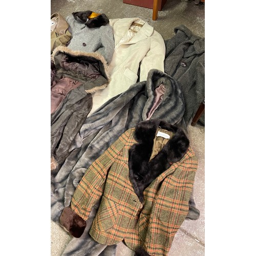 30 - SELECTION OF VINTAGE WOMENS JACKETS AND COATS