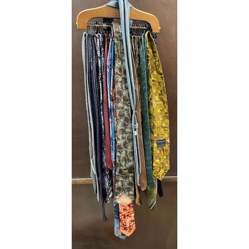 34 - SELECTION OF MIXED GENTLEMENS NECK TIES