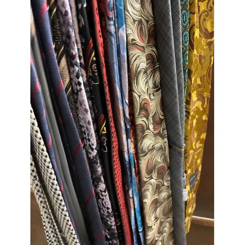 34 - SELECTION OF MIXED GENTLEMENS NECK TIES