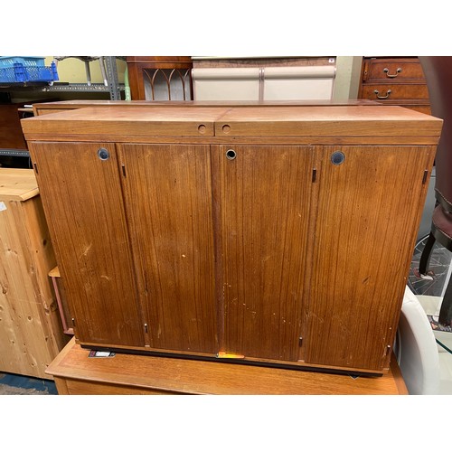 76 - VINTAGE TEAK DRINKS BAR CABINET WITH SLIDING TOP