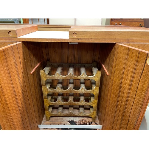 76 - VINTAGE TEAK DRINKS BAR CABINET WITH SLIDING TOP