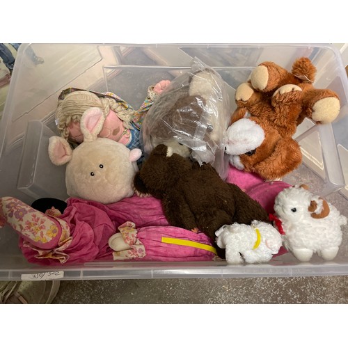 61 - BOX OF MIXED SOFT TOYS