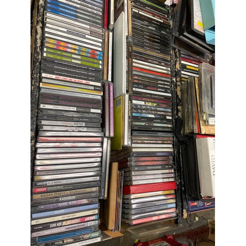 372 - LARGE SELCTION OF CD MUSIC IN TRAYS FROM A-Z INCLUDING DAVID BOWIE THROUGH TO MODERN POP