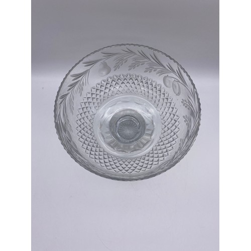 568 - GOOD QUALITY CUT GLASS PEDESTAL BOWL ETCHED WITH FRUIT AND VINES