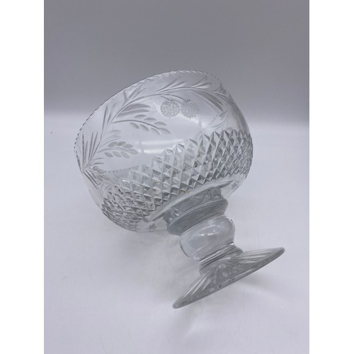 568 - GOOD QUALITY CUT GLASS PEDESTAL BOWL ETCHED WITH FRUIT AND VINES