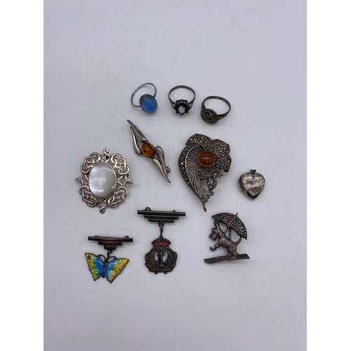 620 - BAG CONTAINING SILVER MARCASITE AMBER BROOCH, SMALL HEART SHAPED LOCKET, MARCASITE DOG AND UMBRELLA ... 