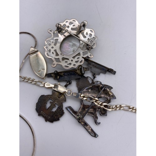 620 - BAG CONTAINING SILVER MARCASITE AMBER BROOCH, SMALL HEART SHAPED LOCKET, MARCASITE DOG AND UMBRELLA ... 