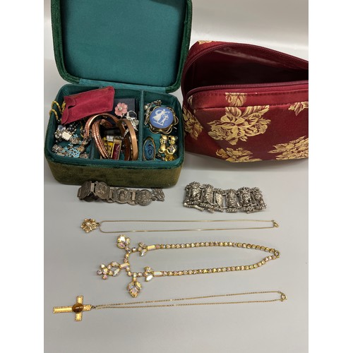 600 - SMALL BOX AND BAG OF COSTUME JEWELLERY INCLUDING JASPERWARE BROOCH, SILVER GYPSY TYPE RING, BANGLES,... 