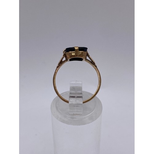 610 - 9CT GOLD AND ONYX SIGNET RING 1.9G APPROX