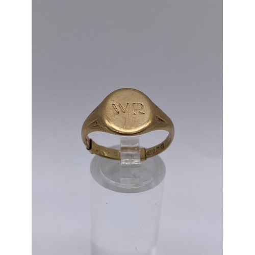 606 - 9CT GOLD SIGNET RING ENGRAVED WITH INITIALS WR 4.6G APPROX