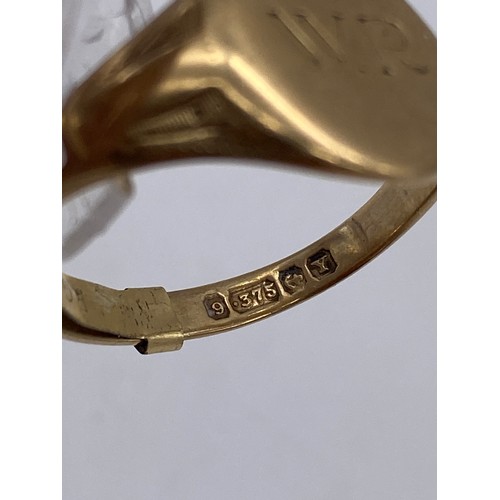 606 - 9CT GOLD SIGNET RING ENGRAVED WITH INITIALS WR 4.6G APPROX