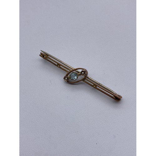 625 - 9CT ROSE GOLD AQUAMARINE AND SEED PEARL BAR BROOCH IN CASE 2.2G APPROX