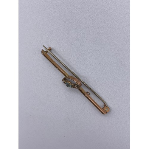 625 - 9CT ROSE GOLD AQUAMARINE AND SEED PEARL BAR BROOCH IN CASE 2.2G APPROX