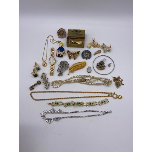 621 - SMALL BOX OF COSTUME JEWELLERY INCLUDING DRESS WATCH, DOG AND GUITAR BROOCHES, GLASS CHOKER PENDANT,... 