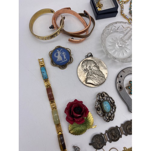 600 - SMALL BOX AND BAG OF COSTUME JEWELLERY INCLUDING JASPERWARE BROOCH, SILVER GYPSY TYPE RING, BANGLES,... 