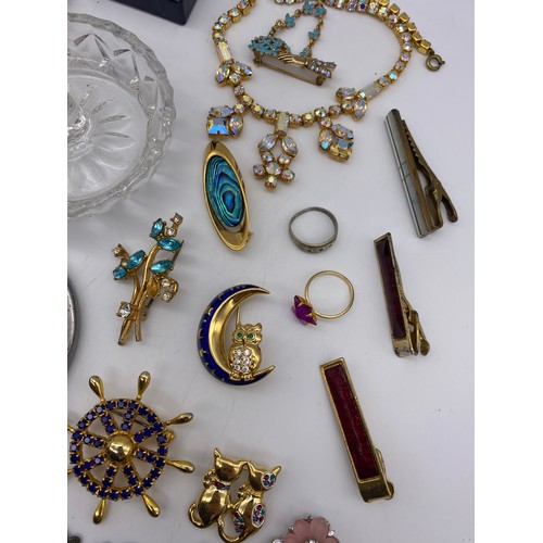 600 - SMALL BOX AND BAG OF COSTUME JEWELLERY INCLUDING JASPERWARE BROOCH, SILVER GYPSY TYPE RING, BANGLES,... 