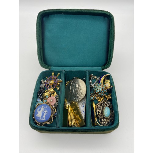 600 - SMALL BOX AND BAG OF COSTUME JEWELLERY INCLUDING JASPERWARE BROOCH, SILVER GYPSY TYPE RING, BANGLES,... 