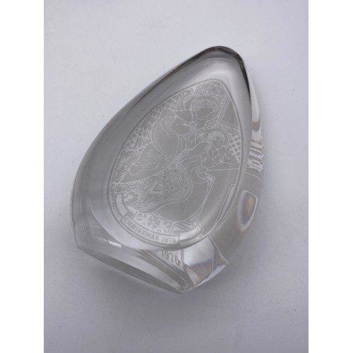 567 - SELECTION OF GLASS PAPER WEIGHTS INCLUDING WEDGWOOD CHRISTMAS SERIES, CAITHNESS AND MDINA