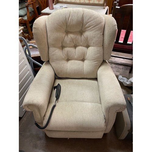 131 - CREAM SINGLE ELECTRIC RECLINING CHAIR