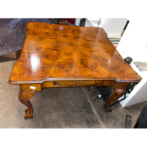 174 - REPRODUCTION BURR WALNUT QUEEN ANNE STYLE LAMP TABLE