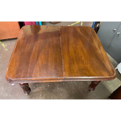 154 - VICTORIAN MAHOGANY WIND OUT EXTENDING DINING TABLE WITH MOULDED EDGE ON FLUTED TAPERED LEGS WITH BRA... 