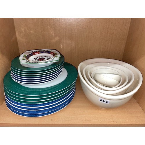 324 - WORCESTER HERBS PLATES AND A GRADUATED SERVING BOWL SET