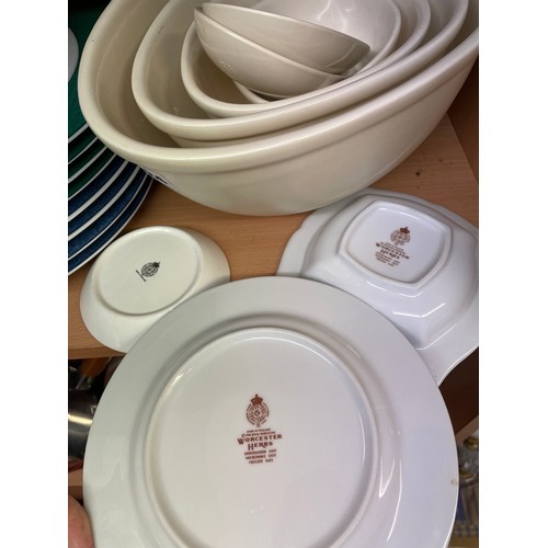 324 - WORCESTER HERBS PLATES AND A GRADUATED SERVING BOWL SET