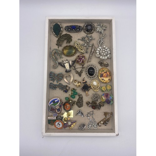 534 - TRAY OF VARIOUS COSTUME BROOCHES, ENAMEL LAPEL BADGES, CLIP ON AND SCREW BACK EARRINGS, MARCASITE AN... 