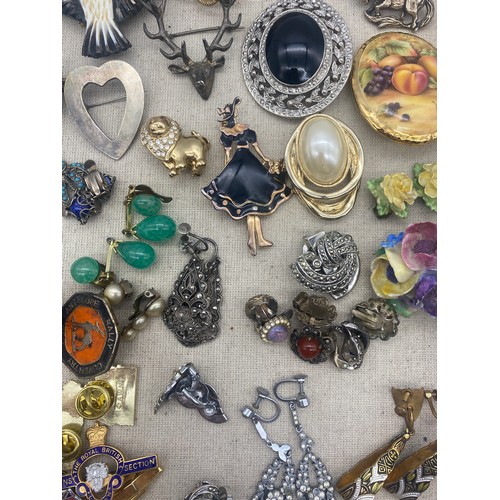 534 - TRAY OF VARIOUS COSTUME BROOCHES, ENAMEL LAPEL BADGES, CLIP ON AND SCREW BACK EARRINGS, MARCASITE AN... 