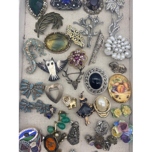 534 - TRAY OF VARIOUS COSTUME BROOCHES, ENAMEL LAPEL BADGES, CLIP ON AND SCREW BACK EARRINGS, MARCASITE AN... 