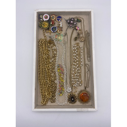 512 - TRAY OF COSTUME NECKLACES, EARRINGS, BROOCHES, ENAMEL BADGES, AND LAPEL PINS