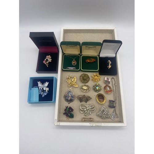 511 - TRAY OF COSTUME BROOCHES INCLUDING A SILVER NIELLO BROOCH AND BUTTERFLY EXAMPLE