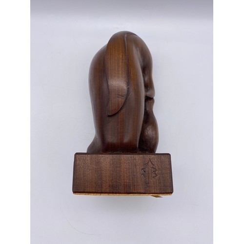 419 - WOODEN CARVING OF A PENGUIN FEEDING ITS YOUNG BY W.J. WILSON