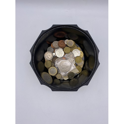 432 - MID 20TH CENTURY PLASTIC BOX AND COVER CONTAINING VARIOUS COINS