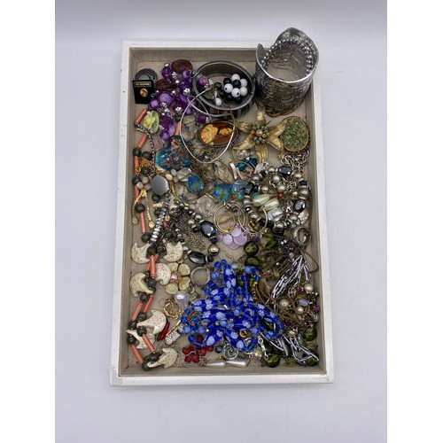 510 - TRAY OF VARIOUS COTUME JEWELLERY AND SMALL BAKELITE BOX OF CUFF LINKS AND COLLAR STUDS