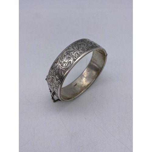 515 - SILVER ENGRAVED BANGLE WITH SAFETY CHAIN