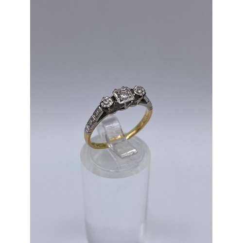 526 - 18CT GOLD AND PLATINUM THREE STONE DIAMOND RING SIZE M 2.6G APPROX