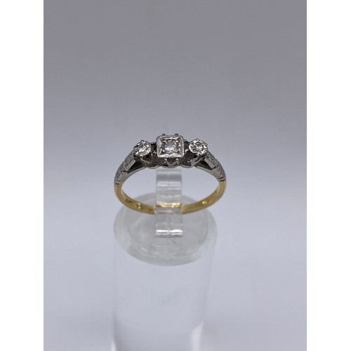 526 - 18CT GOLD AND PLATINUM THREE STONE DIAMOND RING SIZE M 2.6G APPROX