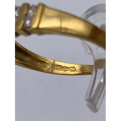 530 - STAMPED 750 YELLOW METAL CHANNEL SET RING SIZE M 3.2G APPROX