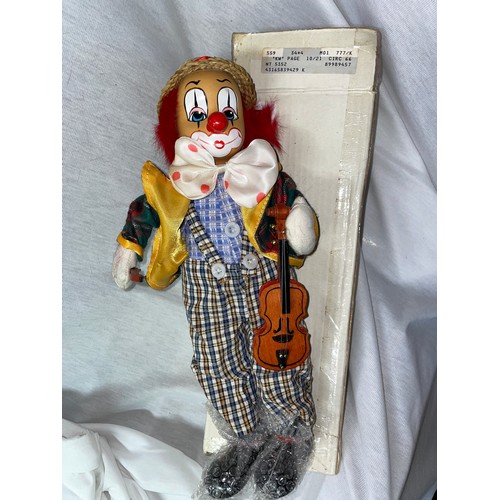 472 - CLOWN MUSICIAN FIGURE