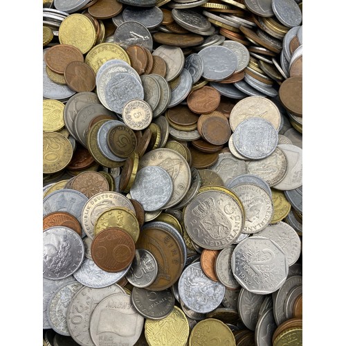 498 - TIN OF VARIOUS WORLD COINS AND SOME BANK NOTES