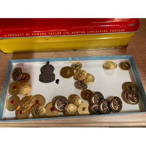 455 - TWO VINTAGE TAYLORS DOCTORS SETS, TRAY OF TUNIC BUTTONS AND ARP BADGE