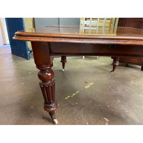 17 - VICTORIAN MAHOGANY WIND OUT EXTENDING DINING TABLE WITH MOULDED EDGE ON FLUTED TAPERED LEGS WITH BRA... 