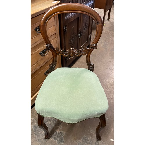 116 - SET OF FOUR AND ONE MATCHED VICTORIAN KIDNEY BACKED MAHOGANY DINING CHAIRS ON CABRIOLE LEGS