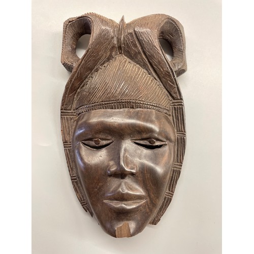 569 - CARVED AFRICAN FACE MASK