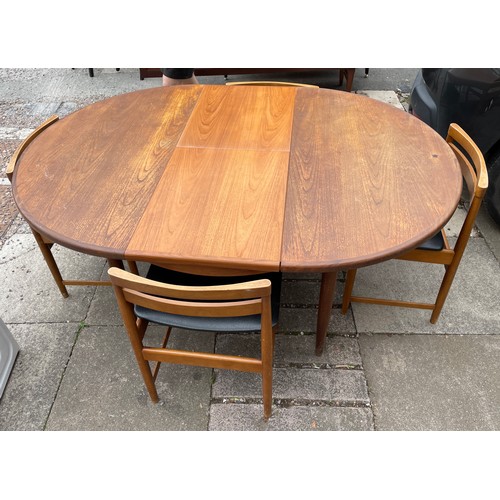 171 - G PLAN CIRCULAR TEAK EXTENDING DINING TABLE WITH FOUR CHAIRS (2 A/F)