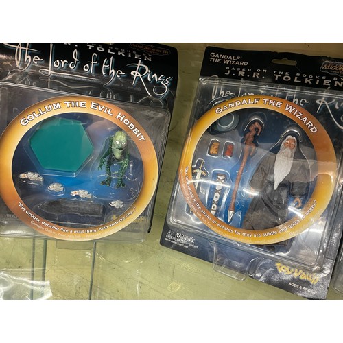 305 - FOUR BLISTER PACK MIDDLE EARTH TOLKIEN TOYS