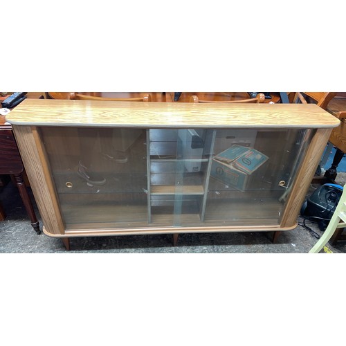 62 - 1950S/60S FORMICA WOOD EFFECT SLIDING DOOR CABINET