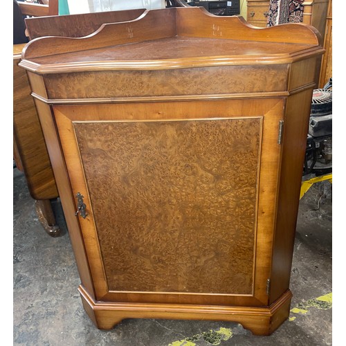 173 - BURR WALNUT SERPENTINE CORNER CUPBOARD AND MATCHING BURR WALNUT GLAZED HANGING CORNER CUPBOARD