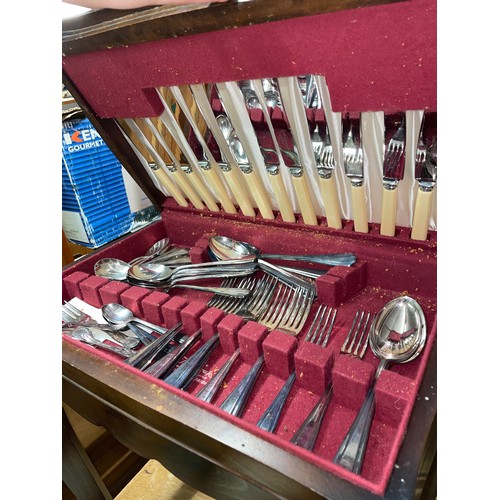 127 - SMALL CANTEEN OF CUTLERY IN FITTED TABLE